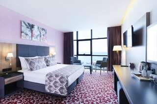 Отель Euphoria Batumi Convention & Casino Hotel Батуми Стандартный номер с кроватью размера "king-size"-1