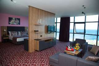 Отель Euphoria Batumi Convention & Casino Hotel Батуми Представительский люкс-1