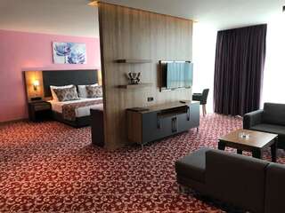Отель Euphoria Batumi Convention & Casino Hotel Батуми Представительский люкс-2