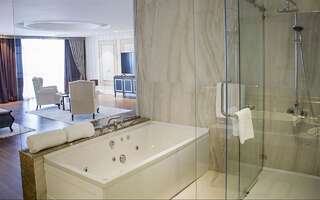 Отель Euphoria Batumi Convention & Casino Hotel Батуми Президентский люкс-8