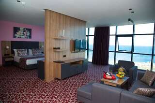 Отель Euphoria Batumi Convention & Casino Hotel Батуми Представительский люкс-5