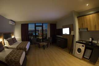 Отель Euphoria Batumi Convention & Casino Hotel Батуми Трехместный номер-студио с балконом - Дополнительное здание-4